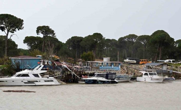 Antalya Valisi Şahin: "Seralar ciddi hasar gördü, bir kişi yaralandı"