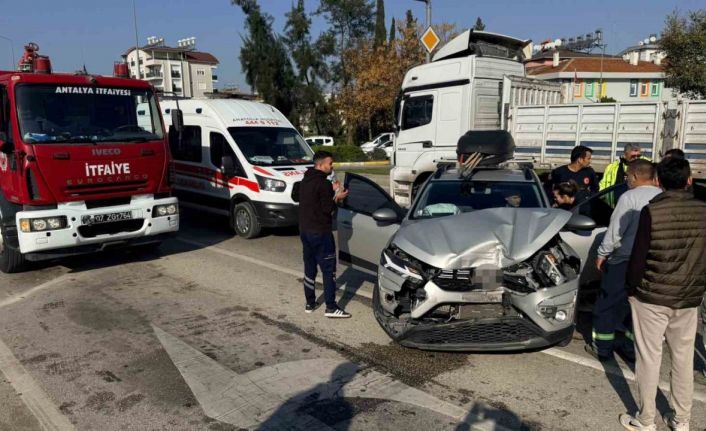 Antalya’da 3 aracın karıştığı zincirleme kazada otomobilde sıkışan sürücüyü itfaiye çıkardı