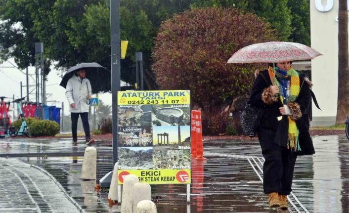 Antalya’da gece başlayıp sabah saatlerine kadar etkili olan sağanak etkisini yitirdi
