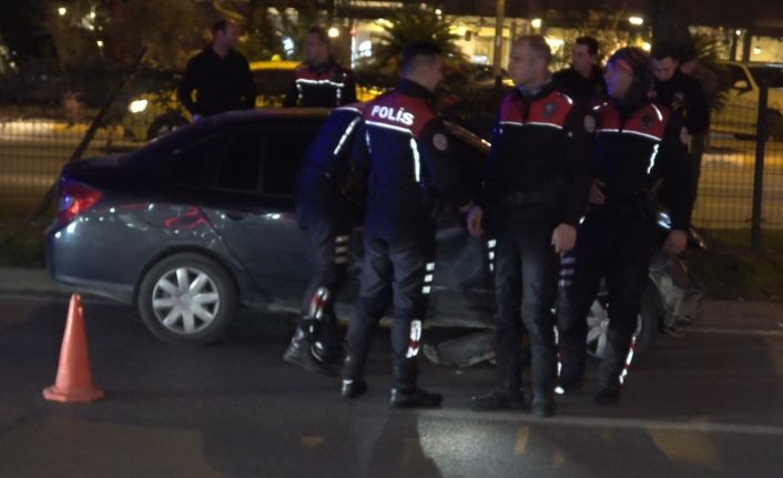 Antalya’da polisten kaçan sürücü kaza yaptı