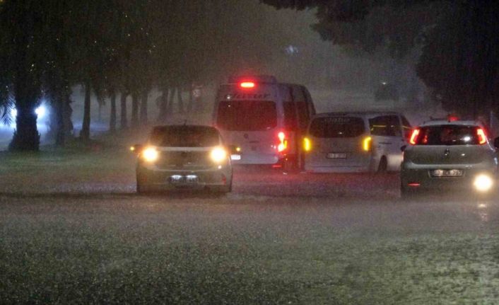 Antalya’da sağanak yolları göle döndürdü, araçların mahsur kaldığını gören diğer sürücüler kaldırımlardan ilerledi