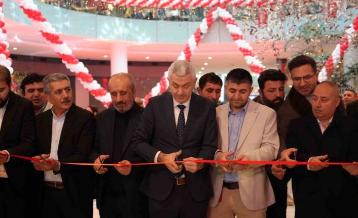 Antalya’da teknoloji indirimi izdihama yol açtı: 10 saat yağmur altında beklediler