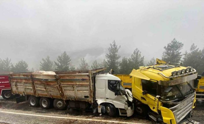Antalya’da tır ile kamyon kafa kafaya çarpıştı: 1 ölü, 1 ağır yaralı