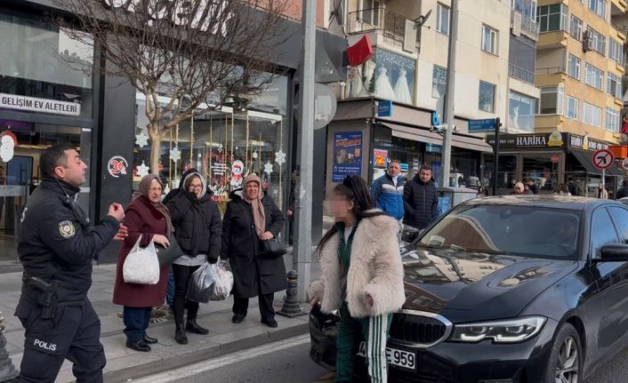 Araçların önüne atladı, trafiği birbirine kattı, kendisini durdurmak isteyen polisi peşine taktı