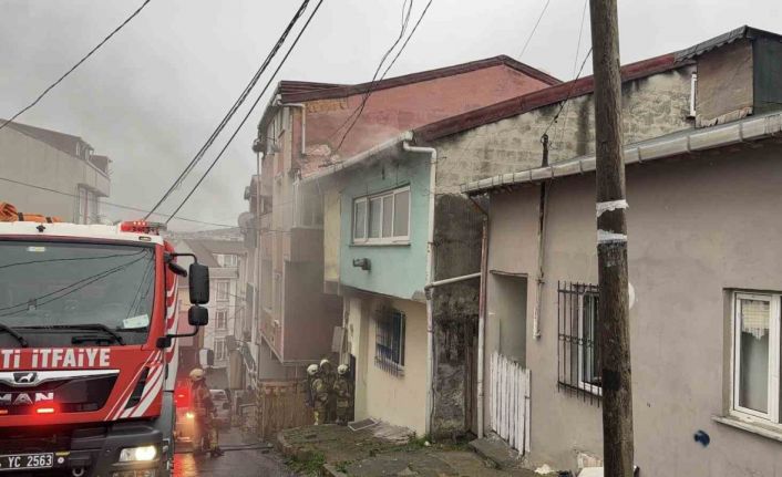 Arnavutköy’de 2 katlı evde korkutan yangın: 2 kişi dumandan etkilendi