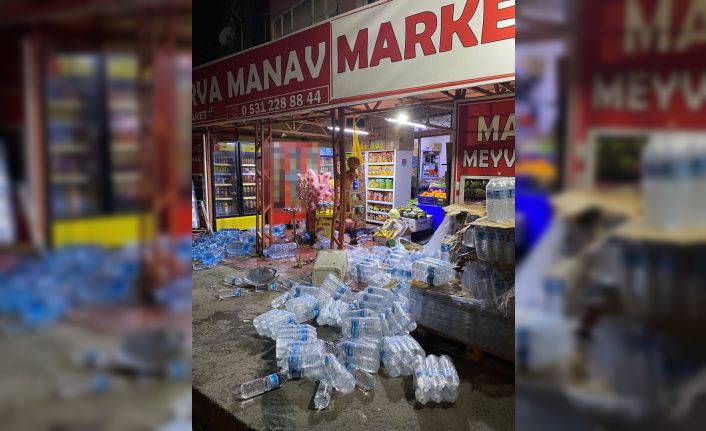 Arnavutköy’de kontrolden çıkan minibüs markete daldı: Olası facia ucuz atlatıldı