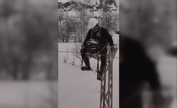 Artvin’de yoğun kar yağışına rağmen elektrik dağıtım şirketi çalışanları kesintisiz enerji için sahada