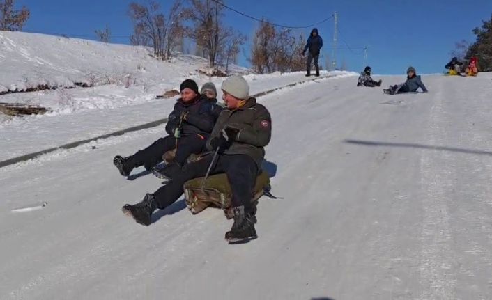 Aşkale’de dondurucu soğuklara rağmen hayat devam ediyor: Çocuklar -30’da kayarak eğlendi