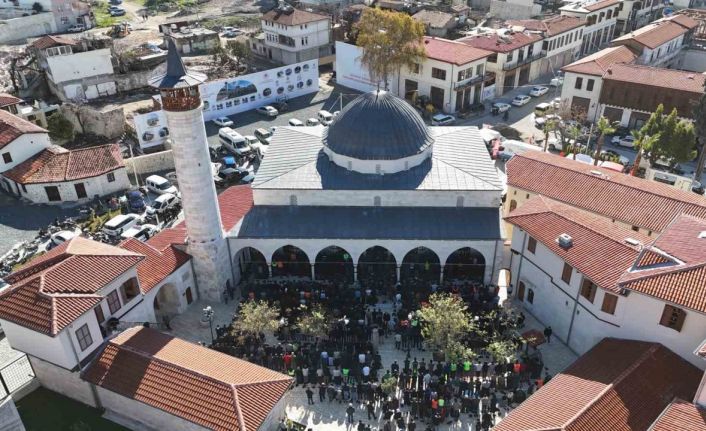 Asrın felaketinde yerle bir olan Habibi Neccar Camii’nde 6 Şubat’ın ardından ilk cuma namazı kılındı