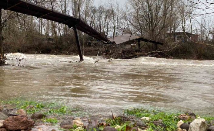 Ayvacık’ta şiddetli yağış: Çay ve dere taştı, yollar ve tarım arazileri sular altında kaldı