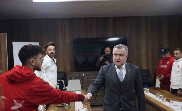 Bakan Bak 2026 Kış Olimpiyatları’na katılacak milli sporcuları kabul etti