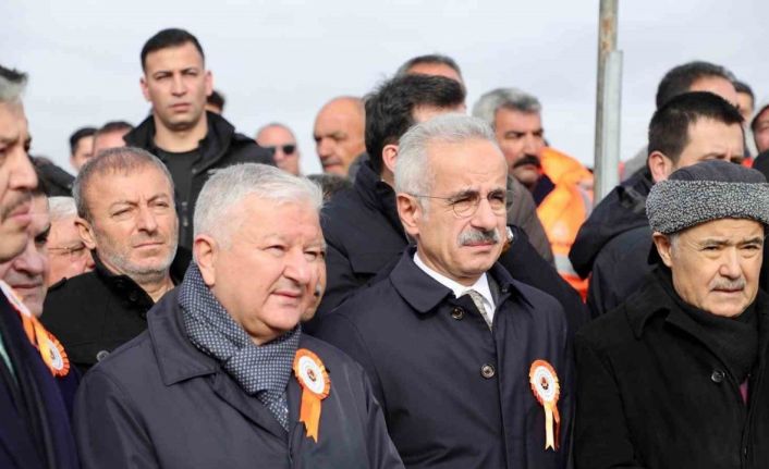 Bakan Uraloğlu: "Bölünmüş yol ağını 30 bin kilometrenin üzerine çıkarmanın gururunu yaşıyoruz"