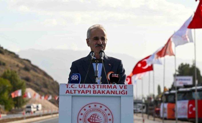 Bakan Uraloğlu: "Dünyanın çevresinin 4’te 3’ü kadar bölünmüş yol yaparak, 30 bin kilometrelik dev eşiği geride bıraktık"