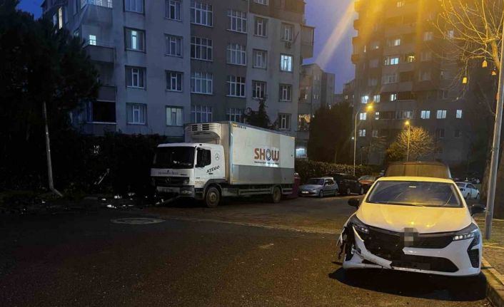 Başakşehir’de park halindeyken freni boşalan tır 5 araca çarptı: 2 araç kullanılamaz hale geldi