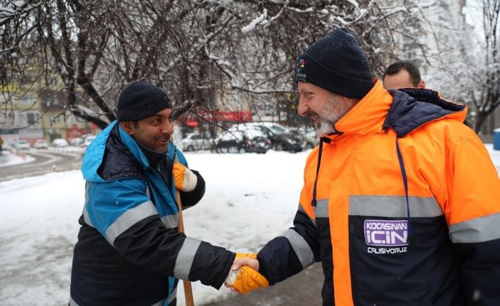 Başkan Çolakbayrakdar: "Bereketle gelen kar yağışına karşı çalışmalar aralıksız sürüyor"