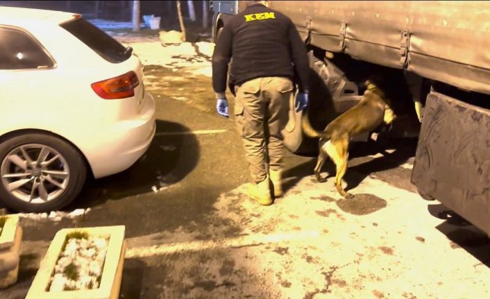 Batman polisinden nefes kesen operasyon: Tırda 51 kilo uyuşturucu ele geçirildi