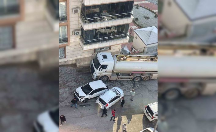 Batman’da freni boşalan akaryakıt tankeri park halindeki araçlara çarptı: 8 araç hasar gördü