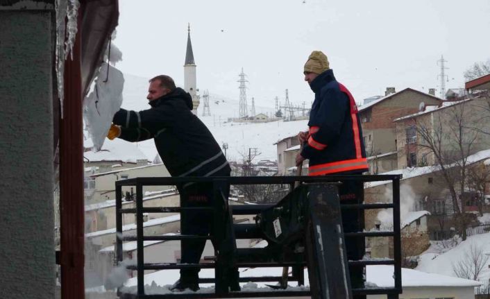 Bayburt’ta çatıdan düşen kar kütleleri park halindeki 2 araca zarar verdi: Bir otomobil hurdaya döndü