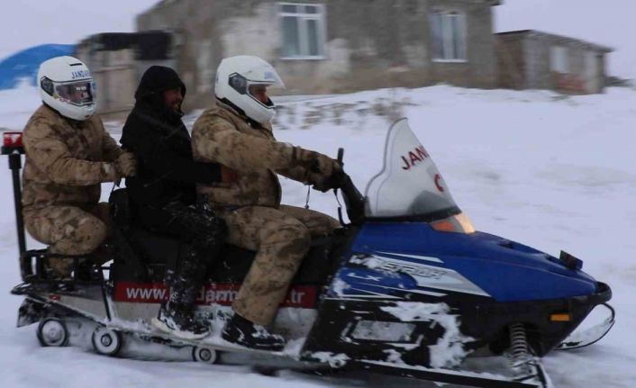 Bayburt’ta kar ve tipi nedeniyle hastaneye gidemeyen vatandaşa jandarma yetişti