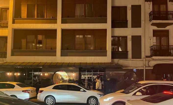 Beşiktaş’ta bir otele jandarma ekipleri tarafından gece saatlerinde operasyon düzenlendi. Ekiplerin çalışmaları sürüyor.