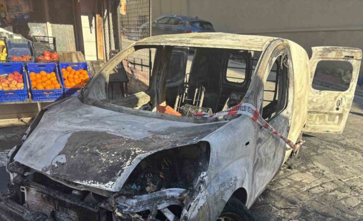 Beyoğlu’nda alev alev yanan araç küle döndü, yangın markete sıçradı