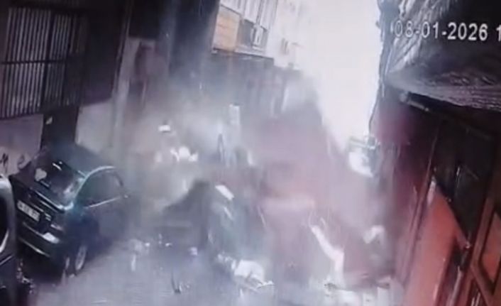 Beyoğlu’nda lodos dehşeti: Uçan çatının altında kalmaktan saniyelerle kurtuldular, o anlar kamerada