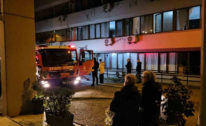 Beyoğlu’nda otelde çıkan yangında mahsur kalan 3 kişi ve bir köpek kurtarıldı