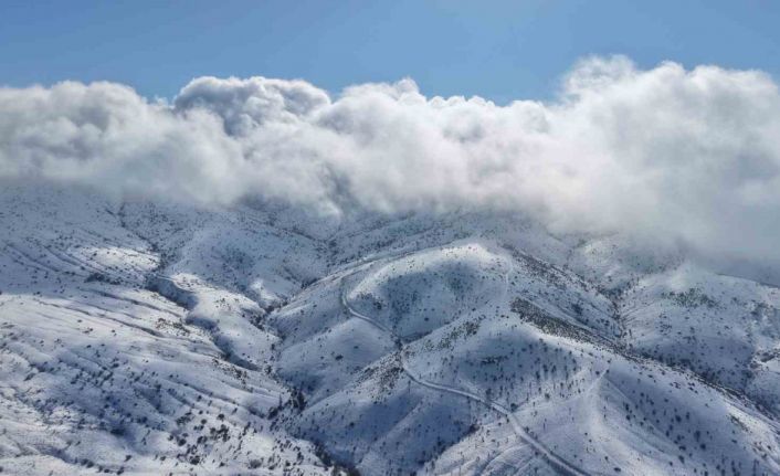 Bin 744 rakımlı Dinek Dağı’nda kartpostallık kış manzarası: Yeni yılın ilk gününde kar sevinci yaşandı