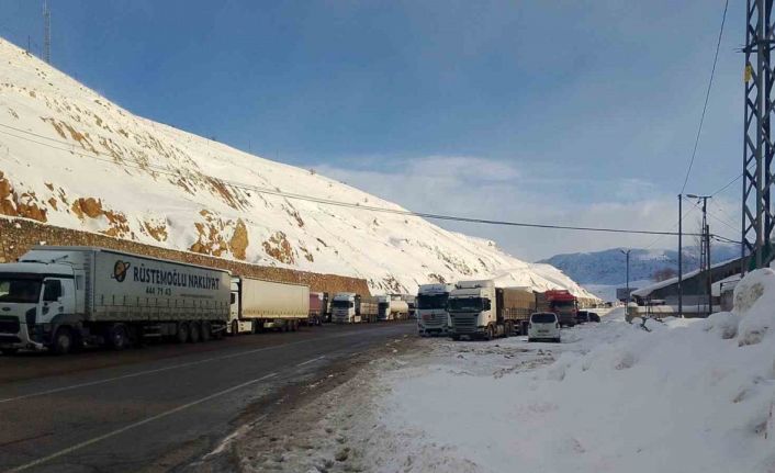 Bingöl-Erzurum kara yolu ağır tonajlı araç trafiğine kapatıldı: Kilometrelerce kuyruk oluştu