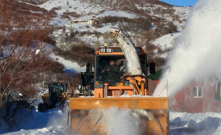 Bingöl’de yoğun kar yağışı sonrası köy yollarında çalışmalar devam ediyor