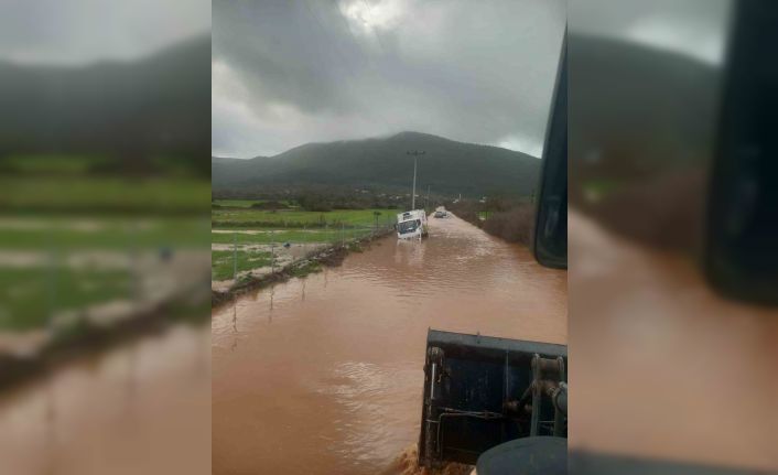Bir anda bastıran yağmur kamyoneti yolda bıraktı, bir evi su bastı