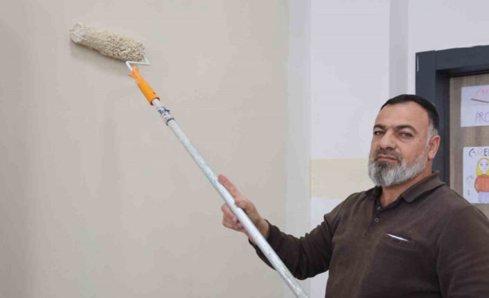 Bir babanın vefası: Şehit oğlunun adını taşıyan okulu kendi elleriyle yeniliyor