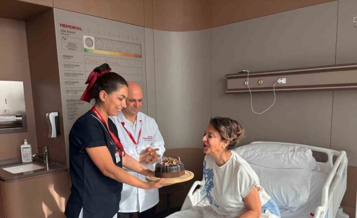 Bir yıl yutma mücadelesi veren doktor, doğum günü pastasını yutabilmenin mutluluğunu yaşadı