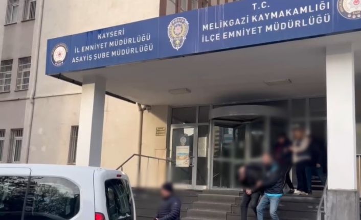 Birlikte oldukları iş adamlarının görüntülerini kaydederek şantaj yapan çete çökertildi