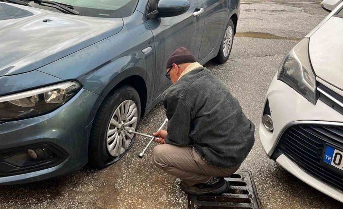 Bisikletli magandalar sürücülerin kabusu oldu: Araçların lastiklerini kesip tuvalete zarar verdiler