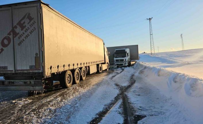 Bitlis’te buzlanan yolda kayan tır yolu kapattı