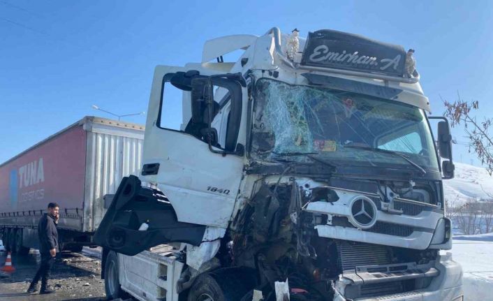 Bitlis’te iki tır çarpıştı