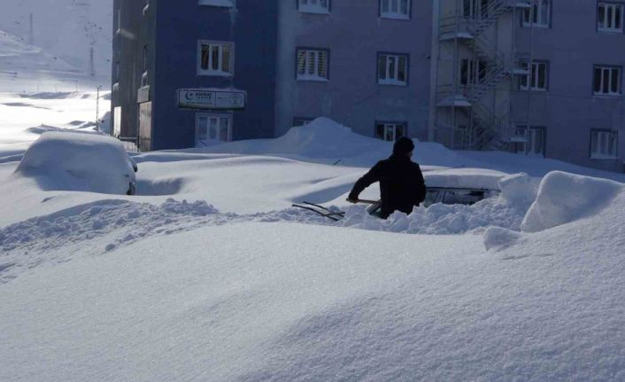 Bitlis’te kar altında kalan araçlar güçlükle bulundu