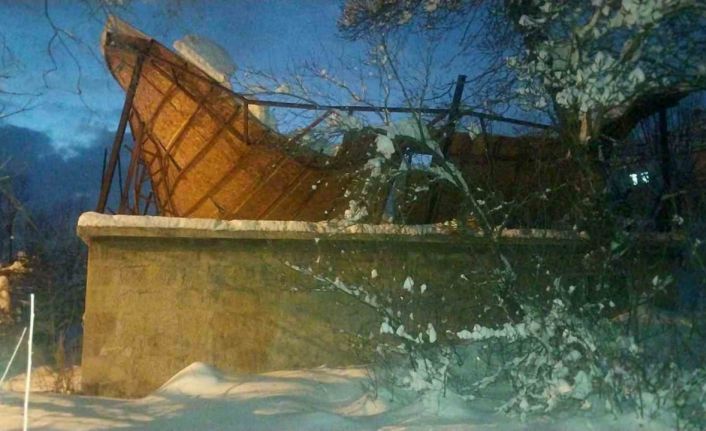 Bitlis’te karın ağırlığına dayanamayan çatı çöktü