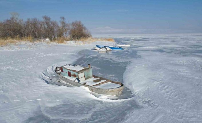 Bitlis’te tüm göller buz tuttu