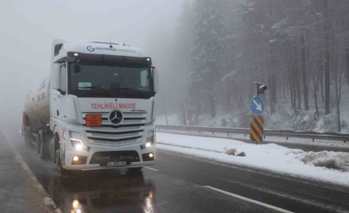 Bolu Dağı’nda sis ve hafif kar yağışı etkili oluyor: Görüş mesafesi 30 metreye düştü