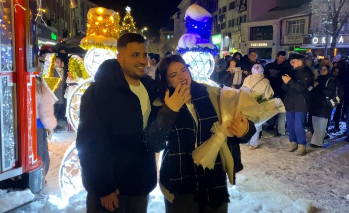 Bolu’da yeni yıl coşkusu: Kimisi oyun havasıyla, kimisi evlilik teklifiyle 2026’ya girdi