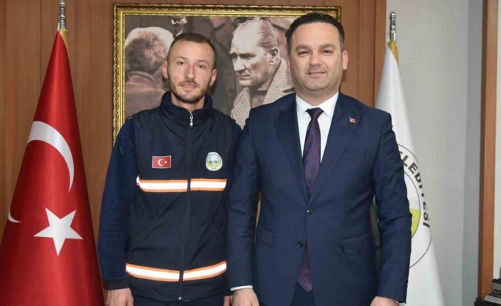 Bulduğu altın bilekliği polise teslim eden temizlik görevlisine belediye başkanından ödül