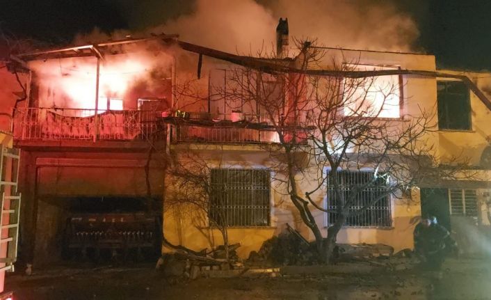Burdur’da köyde çıkan yangında 2 ev, 1 ahır kullanılmaz hale geldi