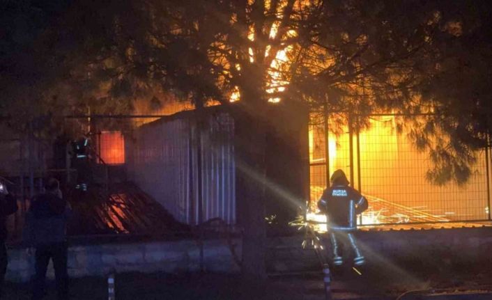 Bursa Minareliçavuş OSB’de kimyasal kaplama fabrikasında yangın çıktı. Olay yerine sevk edilen ekiplerin yangına müdahalesi sürüyor.