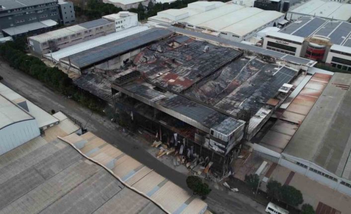 Bursa’da gece alevlere teslim olan fabrika sabahın ilk ışıklarıyla havadan görüntülendi