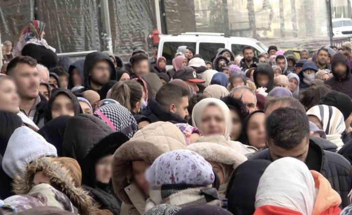 Bursa’da indirim izdihamı: 100 liralık alışveriş için dondurucu soğukta saatlerce beklediler