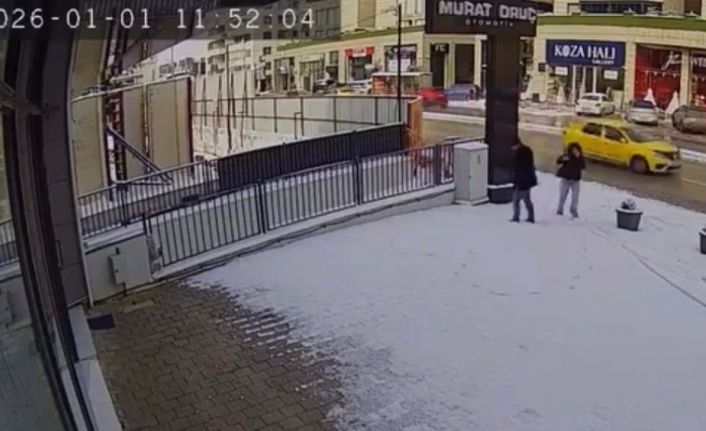 Bursa’da karla kaplanan kaldırımda kalp çizdiler, güvenlik kamerasını izleyenlerin içi ısındı