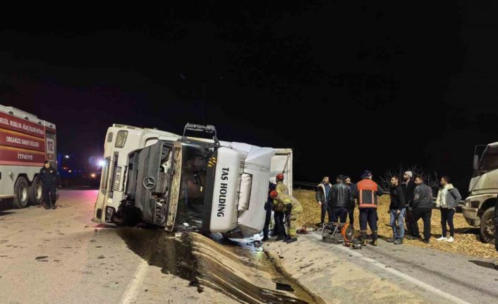 Bursa’da talaş yüklü tır devrildi: Araçta sıkışan genç sürücü hayatını kaybetti