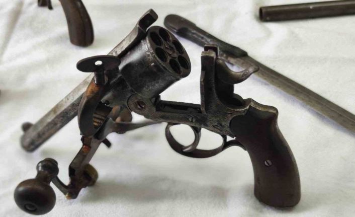 Bursa’da tarihi eser operasyonu: Çok sayıda silah ve obje ele geçirildi